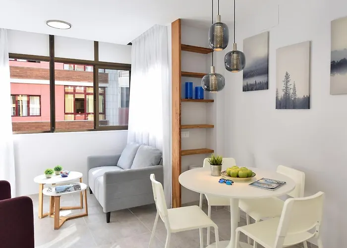 דירה A Bright And Modern *